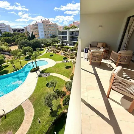 Oasis Com Piscina Perto Da *