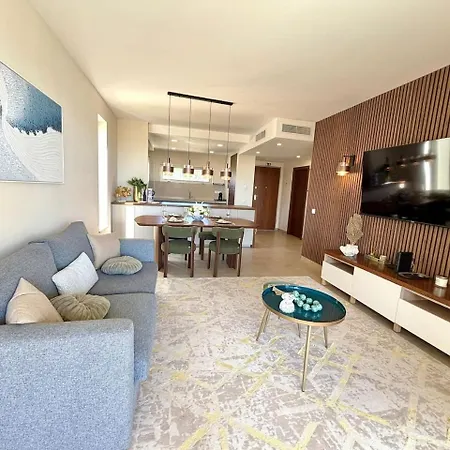 Oasis Com Piscina Perto Da *